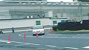 等速コーナリング(危険予知訓練)|広島県公安委員会認定習熟ドライバー四輪課程|広島県東部・福山市で免許取得なら公認芦田川自動車学校